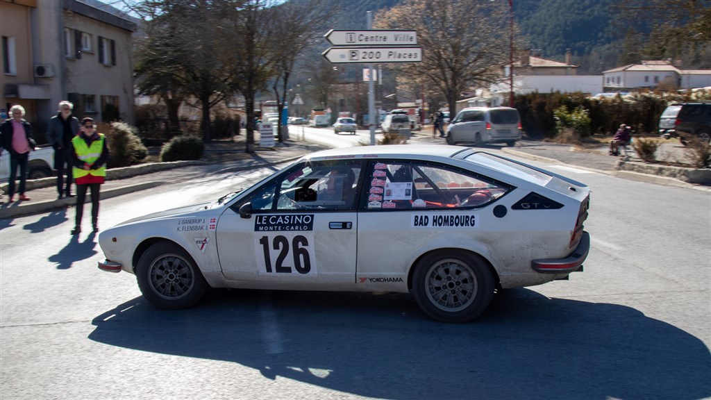 Start nr. 126, Jens Gandrup og Kristian Flensbak ankommer her til sidste tidskontrol i St. Andre les Alpes, 125 km fra Monaco.
(Foto: wellendorffoto – Emilie Weber Wellendorf)